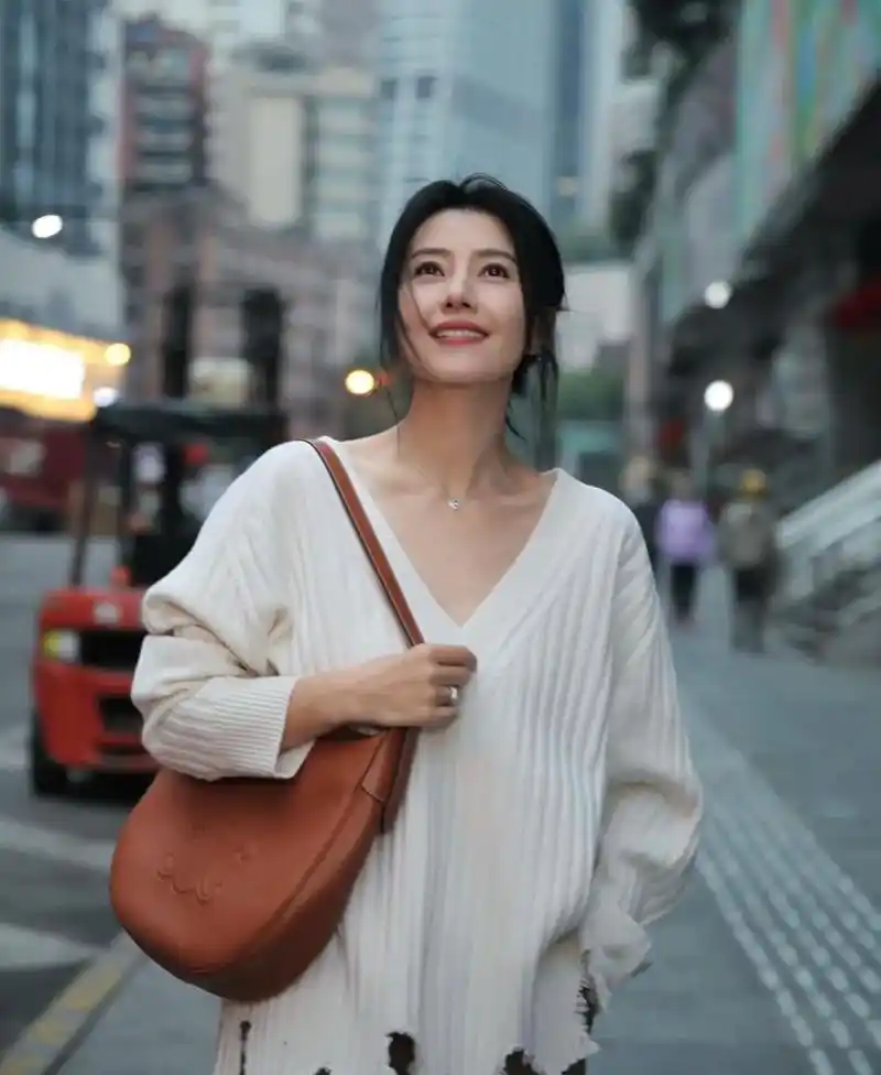 小姐姐来观音桥了,看到我们设计的花箱没?#街拍 #高圆圆 # - 抖音