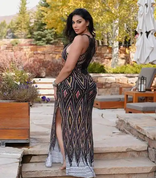 她是阿塞拜疆的模特,既有亚洲的甜美面孔,又有欧美的曲线身姿