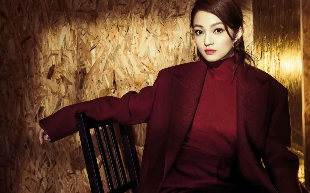 她在当红时被封杀,如今万丈光芒的复出!网友:天后归来!