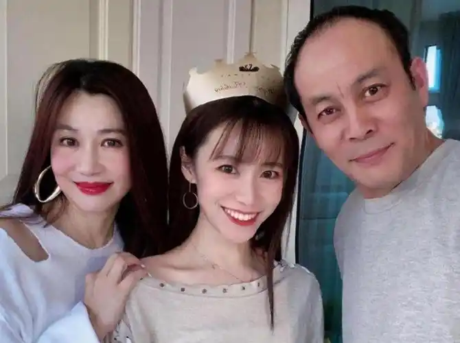 回顾6位明星夫妻从校服到婚纱个个娶初恋在一起最长40年