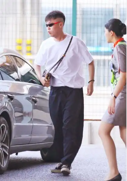 大连云起雷鸣专场张云雷穿背带裤露甜笑杨九郎纯色t放飞自我