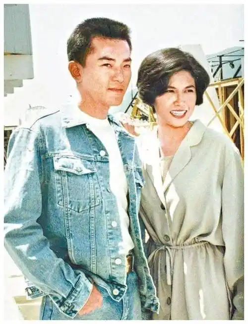 演员邵美琪:爱情中的眼眉并用,幸福轻松到手?_郑伊健_明星_男人