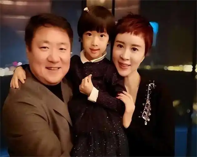 金巧巧中秋节晒全家福,疑辟谣离婚传闻,文案说明了一切