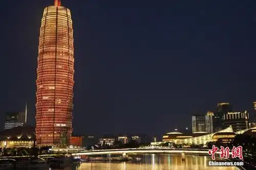 郑州地标建筑"玉米楼"灯光秀美轮美奂(图)