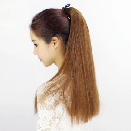 最简单粗暴的就是高马尾了,而且直发扎起来是很好看的,看起来很干练.