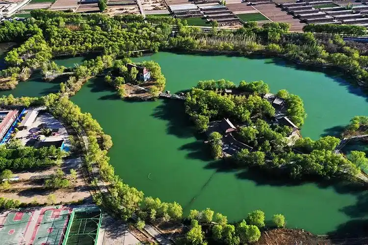 航拍|甘肃高台月牙湖公园湖面如镜春意浓 高台月牙湖公园