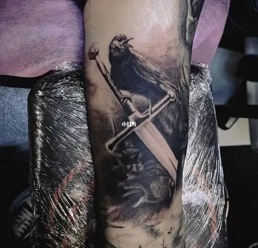 大臂内侧乌鸦暗黑风格纹身