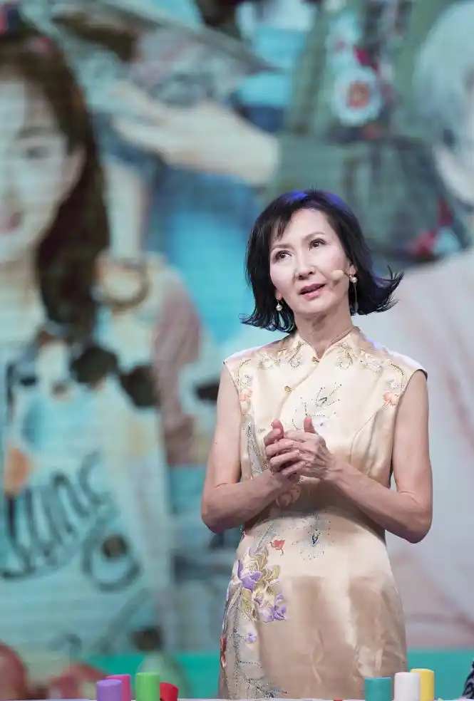 陈美琪穿旗袍的样子真美,但身材有些瘦到脱相,全靠气质在硬撑