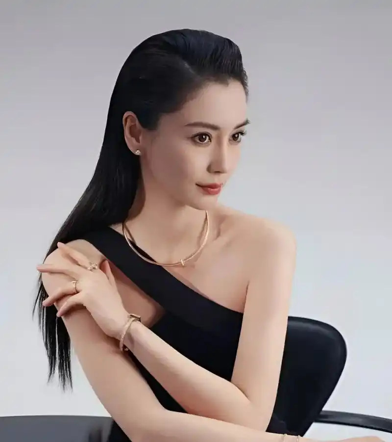 她肤白貌美,明眸皓齿,唯美精致优雅的气质真是让人难以抗拒.