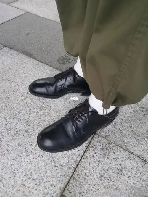 大叔有三宝军裤皮鞋白袜子