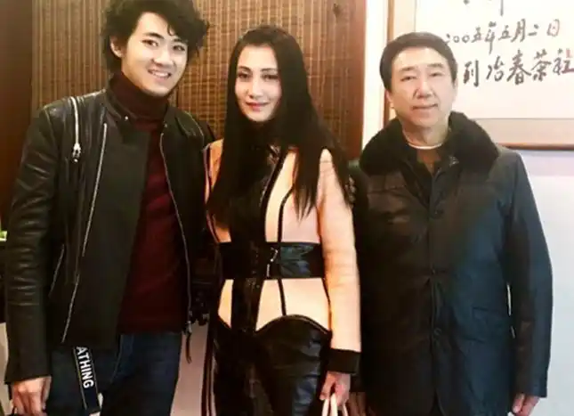 55岁林芳兵一家聚会,老公儒雅儿子帅气,90岁母亲老当益壮|李凌|林芳兵