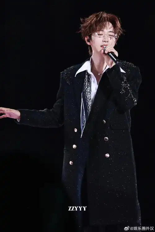 贺峻霖脸链#贺峻霖缘故舞台妆造好漂亮啊!