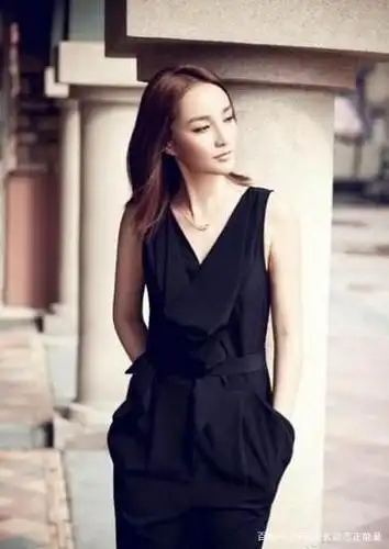 被媒体称为女演员中的"小周迅",拥有一张精致俏美的脸蛋