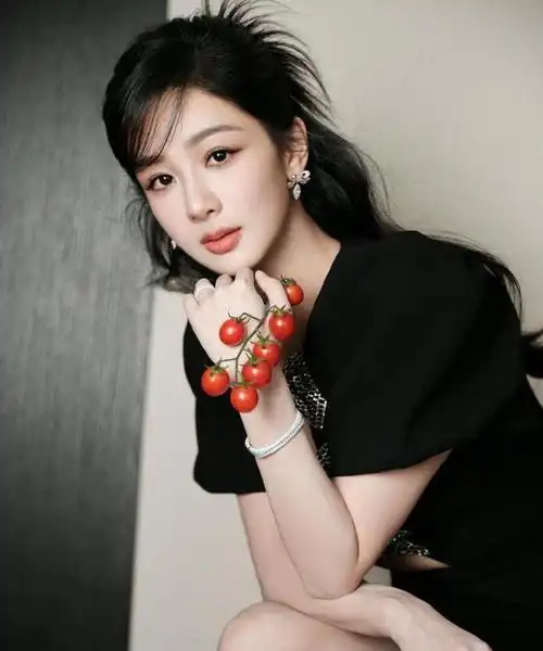 杨紫最新活动美照曝光!穿镂空黑裙,大秀好身材!甜辣造型美翻了