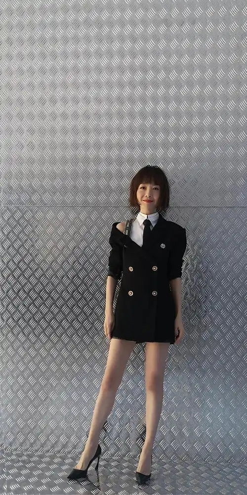 组图:陈鲁豫现身某品牌展会 通勤气质西装大玩中性复古风潮