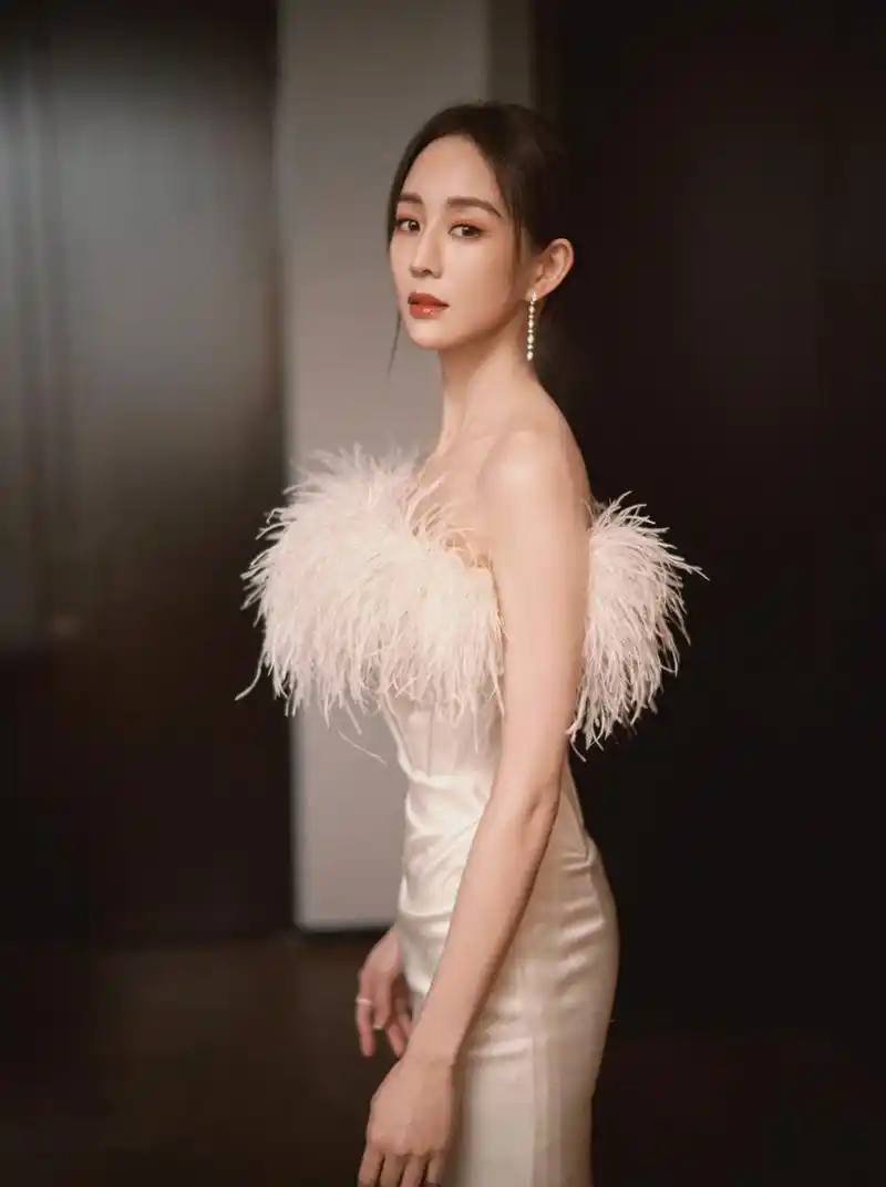 张钧甯超话 经典白裙,如春日百合,步伐摇曳,熠熠生辉,当羽毛与白裙