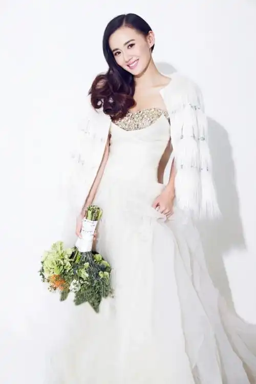 江铠同新娘装曝光元气少女气质突显疑似好事将近