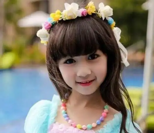 爱美的小女孩在选择发型的时候,就可以选择一些简单又好看的儿童花环