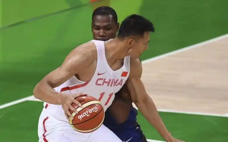 血帽考辛斯军训杜兰特!易建联打回nba的一战