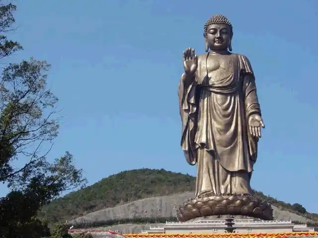 是南无本师释迦牟尼佛,南无毗卢遮那佛(大日如来),南无卢舍那佛道场