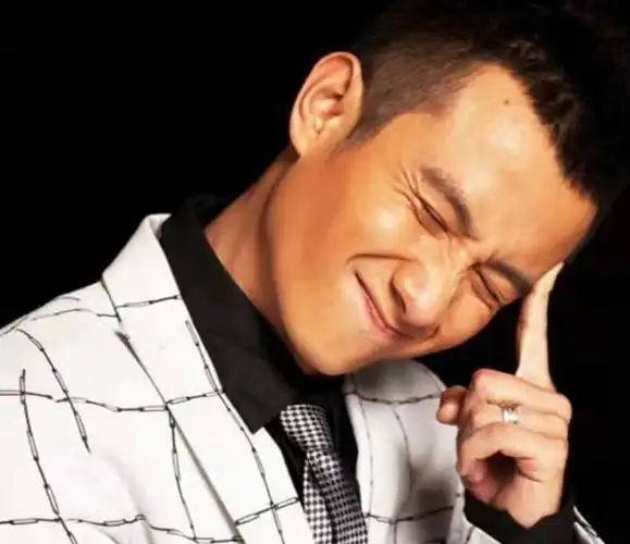 演员文章吧(文章暴瘦被指认不出,戴大金链子现身乡间,为电影卖力宣传