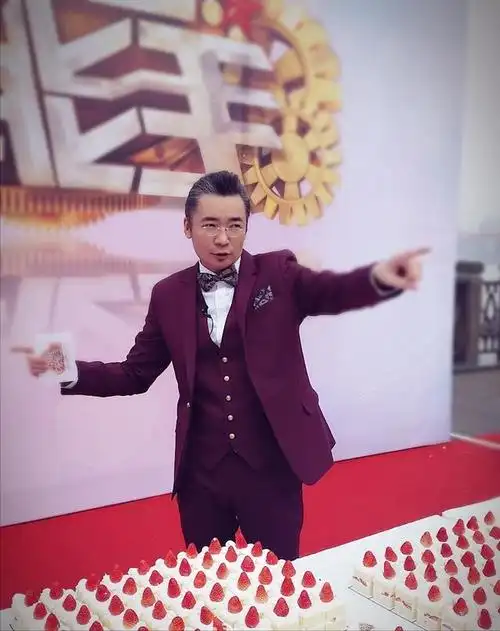 回顾:央视"低调"主持人高博,为工作奉献22载娶初恋31岁当爹