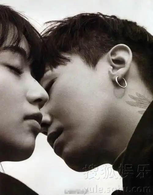 权志龙与小松菜奈同登封面两人双目对视欲亲吻