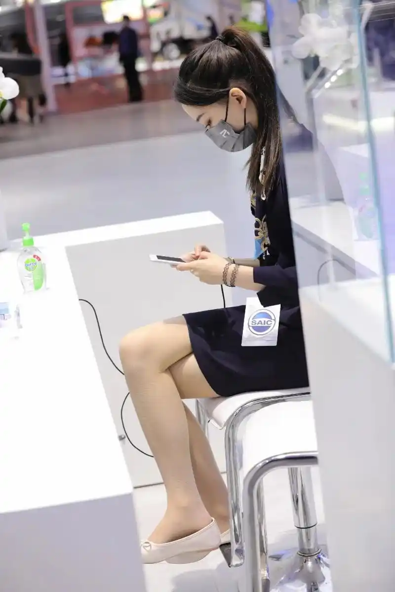 很哇塞展会肉丝职业装美腿平底鞋小姐姐