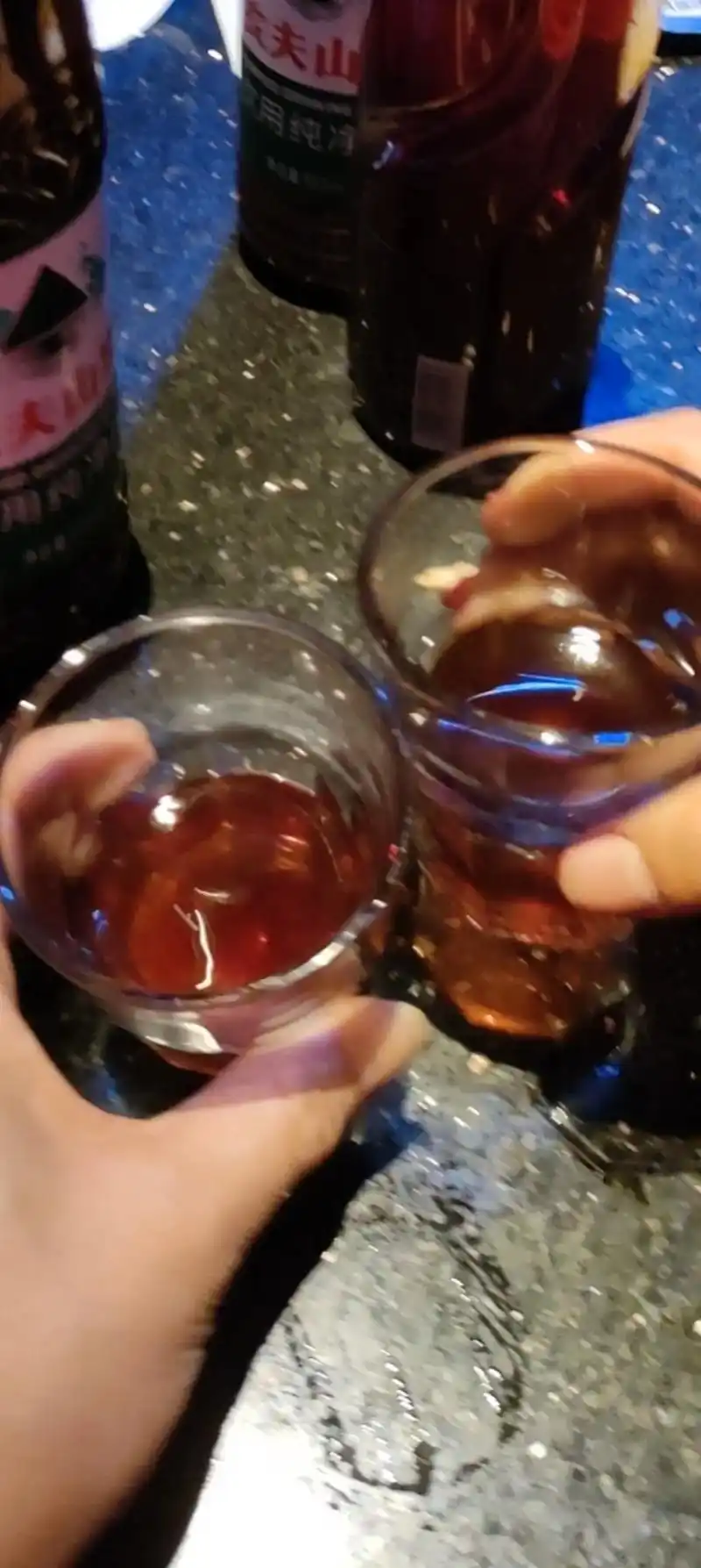 不会喝酒的人不解风情,其实,人爱上的不是酒,而是端起酒杯的瞬间,将