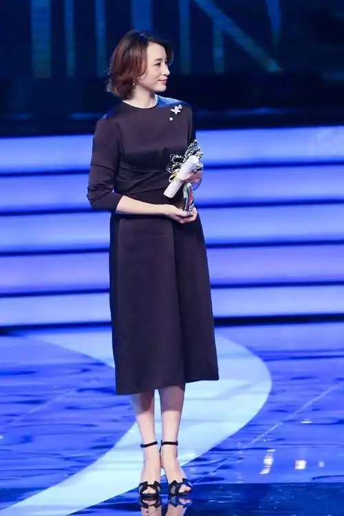 董卿不主持也时髦穿小黑裙配10cm高跟惊艳领奖