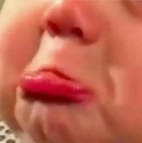 哭抿嘴抿嘴表情