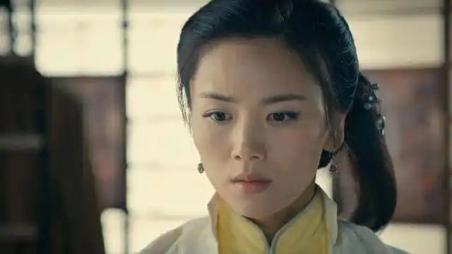 《战鼓擂》第17集01:东野不让何香听电话招来赤井,他与赤井吵了一架赤