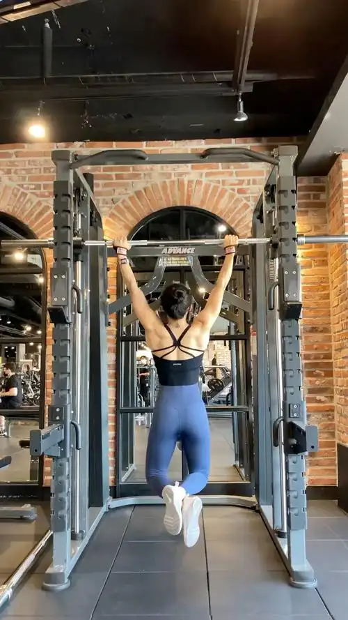 健身美女,背部肌肉发达