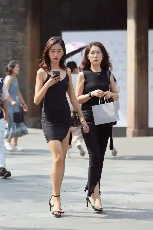 街拍:街头的时尚美女,简单随意的穿搭,也能潮流有个性.