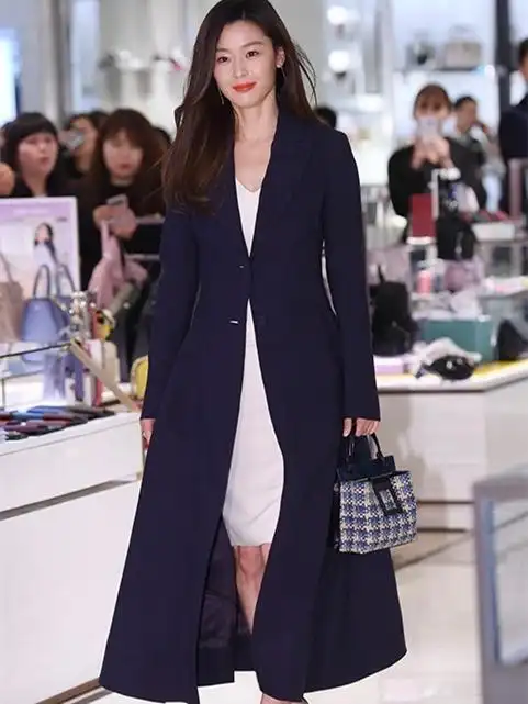 37岁韩国女星真是绝了大衣直接这样穿不管颜值还是演技都圈粉