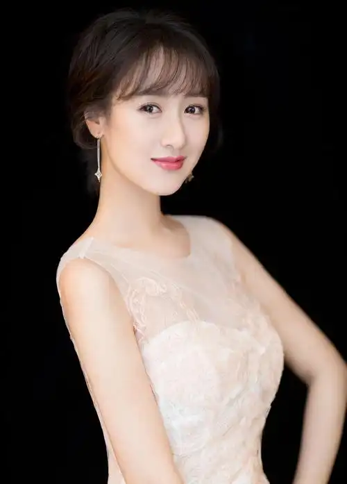 清纯甜美的袁冰妍灵动优雅楚楚动人