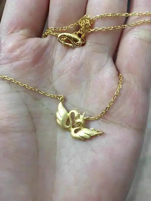 男友送的黄金天鹅项链,让我爱不释手