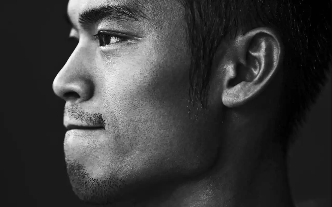 林丹黑白运动写真图片桌面壁纸,知名羽毛球运动员林丹黑白运动写真