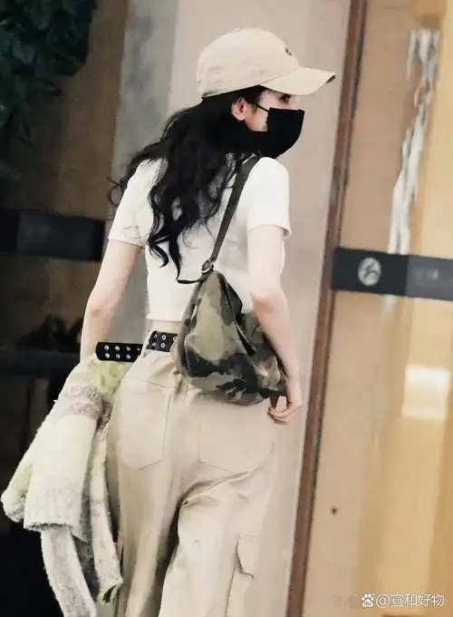 杨幂机场私服,白色t恤配上工装裤,简单高级的穿搭