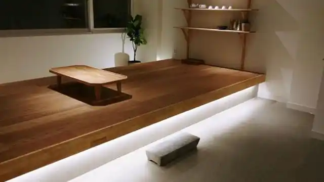 悬空30公分砌地台,还连着沙发,打个地铺直接当客卧,怪不得少见