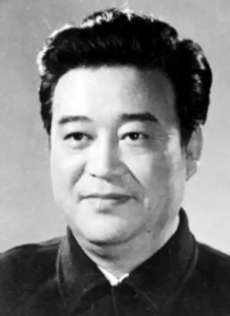 90岁于洋获颁"人民演员",黄晓明带人去他家探望,老戏骨很精神