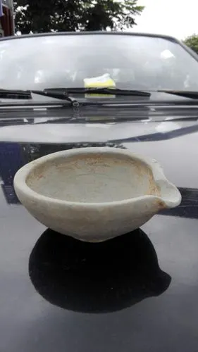 带嘴瓦碗是哪个年代的,跟瓦一样