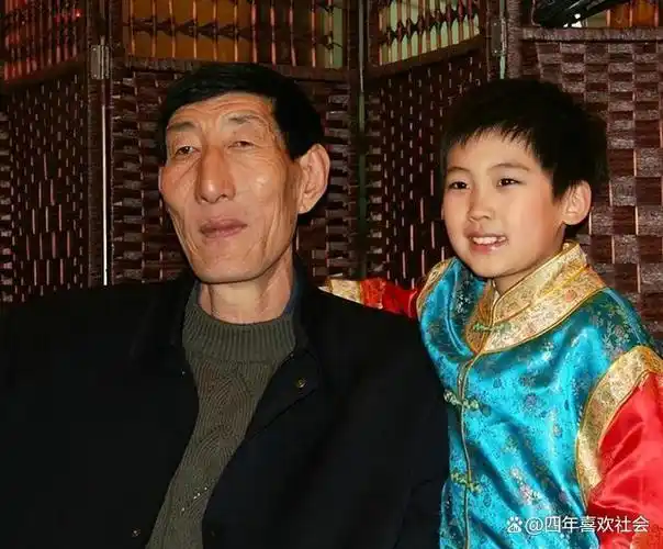 回顾236米高巨人鲍喜顺57岁不听医生劝阻执意生子孩子有多高