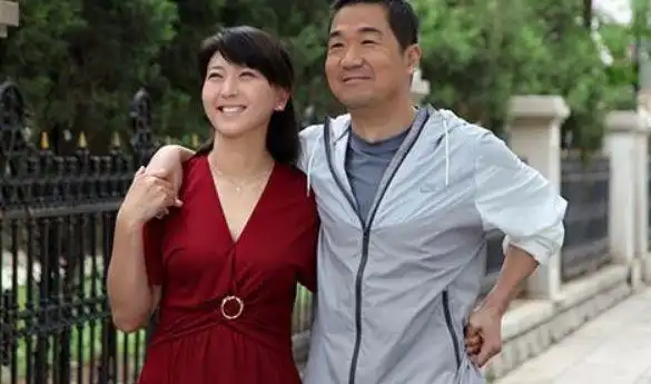 她是国家一级演员农村一姐,嫁大10岁二婚富豪,与继女神似姐妹