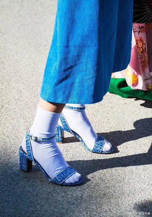凉鞋搭配袜子,看看模特是怎么穿搭