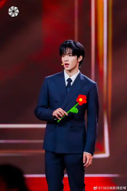 刘耀文手持小红花