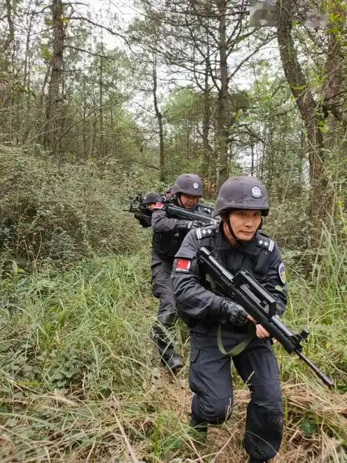 全副武装新宁公安巡特警野外驻训实战大练兵