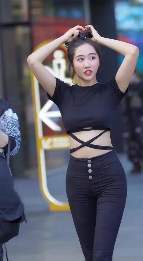 微胖小姐姐的"露脐装",设计别出心裁,大方有自信!_女生