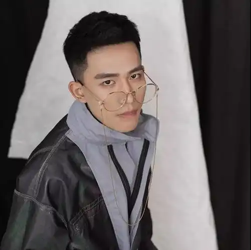 眼镜男必剪的14款男士短发