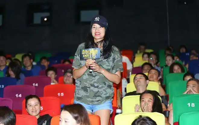 47岁霍颖发福显双下巴网友脸太油了苍蝇飞去都要打滑